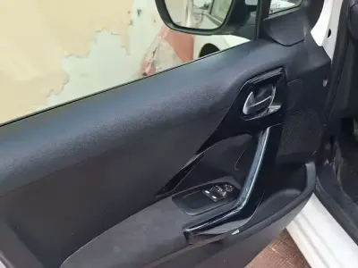 Usata Peugeot 208 68 CV (50 kW) 2019 Bianco Utilitaria