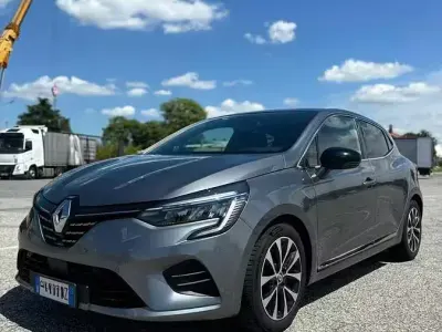 Usata Renault Clio V Intens 101 CV (74 kW) 2023 Grigio Berlina