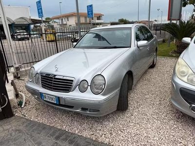 Usata Mercedes E270 Avantgarde 170 CV (125 kW) 2001 Grigio Berlina