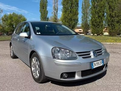 Begagnad VW Golf IV 115 HK (84 kW) 2004 Grå Halvkombi
