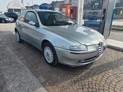 Usata Alfa Romeo 147 120 CV (88 kW) 2001 Argento Utilitaria
