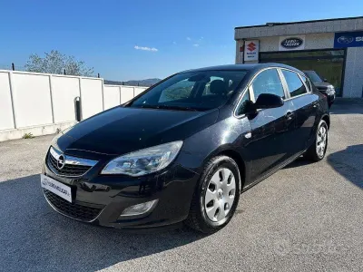 Usata Opel Astra Cosmo 110 CV (80 kW) 2011 Nero Berlina