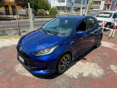Usata Toyota Yaris Hybrid Lounge 92 CV (67 kW) 2021 Blu/azzurro Berlina