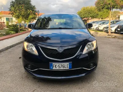 Usata Lancia Ypsilon Gold 69 CV (50 kW) 2017 Blu Utilitaria