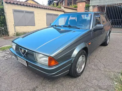 Usata Alfa Romeo 75 120 CV (88 kW) 1990 Grigio Berlina