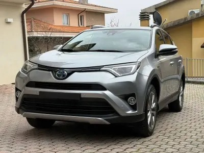 Usata Toyota RAV4 Hybrid Lounge 155 CV (114 kW) 2017 Argento SUV