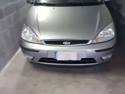 Usata Ford Focus Ghia 101 CV (74 kW) 2003 Grigio Berlina