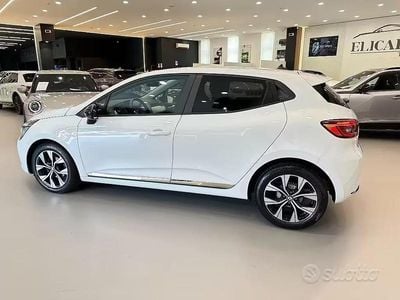 Begagnad Renault Clio V Equilibre 65 HK (47 kW) 2023 Vit Sedan