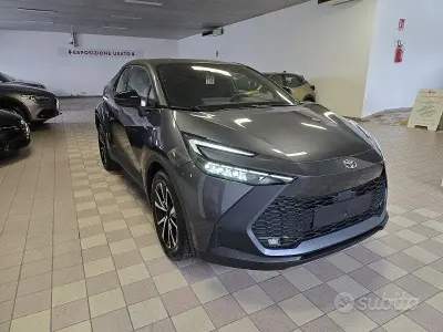 Nuova Toyota C-HR Lounge 154 CV (113 kW) 2025 Grigio SUV