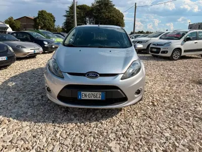 Usata Ford Fiesta 92 CV (67 kW) 2012 Grigio Berlina