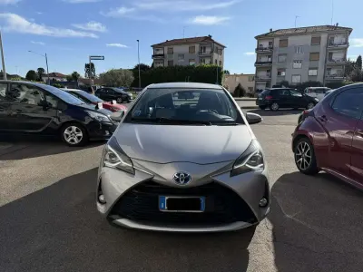 Usata Toyota Yaris Hybrid Active 73 CV (53 kW) 2019 Argento Berlina