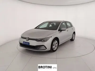Używany VW Golf VIII Life 110 KM (80 kW) 2020 Srebrny