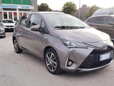 Usata Toyota Yaris Hybrid Active 73 CV (53 kW) 2017 Grigio Berlina