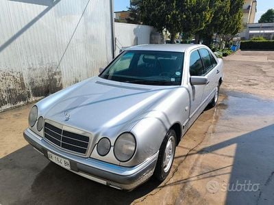 Usata Mercedes E250 1997 Grigio Berlina