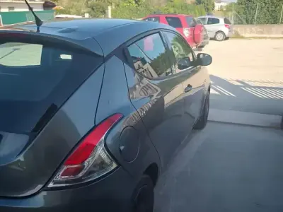 Usado Lancia Ypsilon Gold 69 HP (50 kW) 2015 Cinzento Citadino