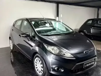 Usata Ford Fiesta Trend 92 CV (67 kW) 2010 Blu Berlina