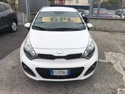 Usata Kia Rio EX 86 CV (63 kW) 2013 Bianco Berlina