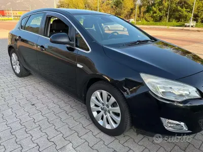 Używany Opel Astra 110 KM (80 kW) 2011 Czarny Sedan/Limuzyna