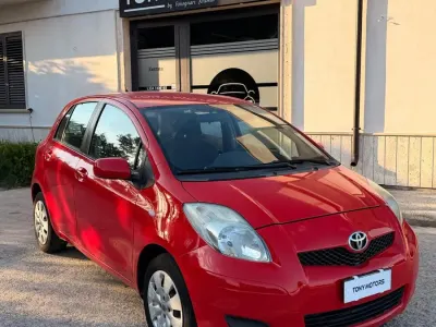 Usata Toyota Yaris 69 CV (50 kW) 2010 Rosso Utilitaria