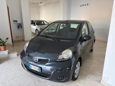 Usata Toyota Aygo Sol 68 CV (50 kW) 2011 Grigio Utilitaria