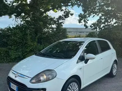Usata Fiat Grande Punto 69 CV (50 kW) 2011 Bianco Utilitaria