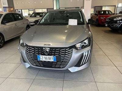 Usata Peugeot 208 Allure 101 CV (74 kW) 2025 Grigio chiaro met Utilitaria