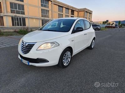 Begagnad Lancia Ypsilon Gold 95 HK (69 kW) 2015 Vit Halvkombi