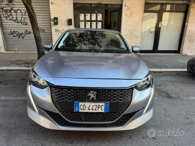 Usado Peugeot 208 Allure 56 kW (77 CV) 2021 Gris Utilitario