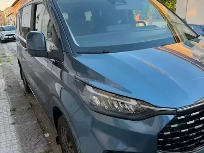 Usata Ford Tourneo Titanium 136 CV (100 kW) 2025 Bluazzurro Monovolume