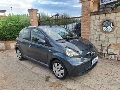 Usata Toyota Aygo Sol 68 CV (50 kW) 2009 Grigio Utilitaria