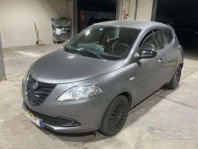 Usata Lancia Ypsilon Platinum 69 CV (50 kW) 2015 Grigio Utilitaria