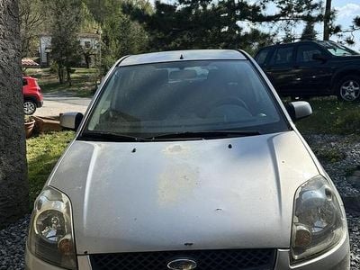 Begagnad Ford Fiesta Ghia 68 HK (50 kW) 2006 Grå Halvkombi