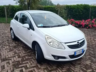 Usata Opel Corsa Enjoy 75 CV (55 kW) 2009 Bianco Utilitaria