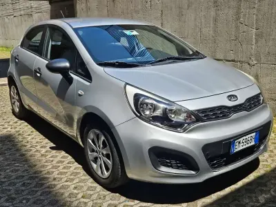 Usata Kia Rio EX 86 CV (63 kW) 2012 Grigio Berlina