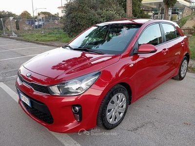 Usata Kia Rio EX 84 CV (61 kW) 2017 Rosso Berlina