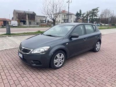 Usata Kia Ceed GT LX 90 CV (66 kW) 2010 Marrone Berlina