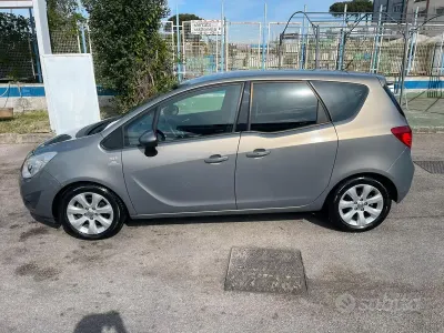Begagnad Opel Meriva 75 HK (55 kW) 2012 Grå Minibuss