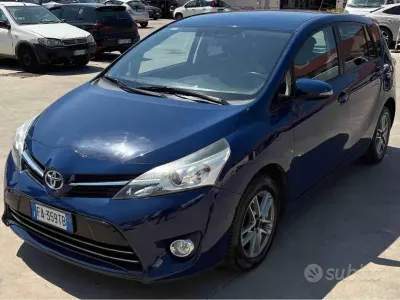 Usata Toyota Verso Active 132 CV (97 kW) 2015 Blu/azzurro Monovolume