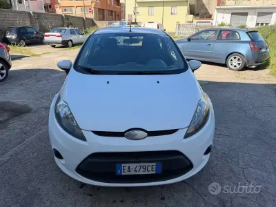 Usata Ford Fiesta Titanium 68 CV (50 kW) 2010 Bianco Berlina
