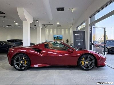 Usata Ferrari F8 721 CV (530 kW) 2022 Rosso Cabrio