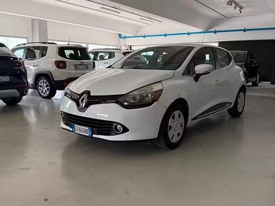 Usado Renault Clio IV 75 CV (55 kW) 2015 Blanco Berlina