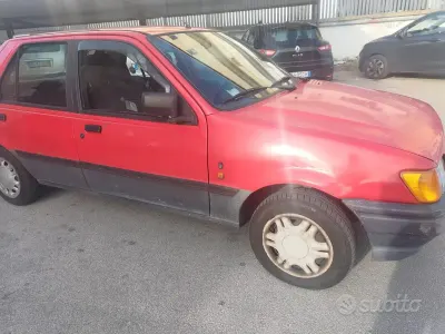 Usata Ford Fiesta Ghia 53 CV (38 kW) 1990 Rosso Utilitaria