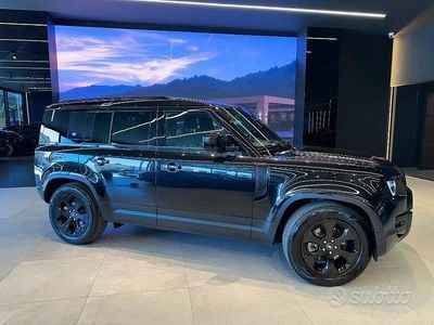 Usata Land Rover Defender SE 200 CV (147 kW) 2024 Nero metallizzato SUV