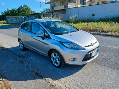 Usata Ford Fiesta Titanium 97 CV (71 kW) 2013 Grigio Berlina