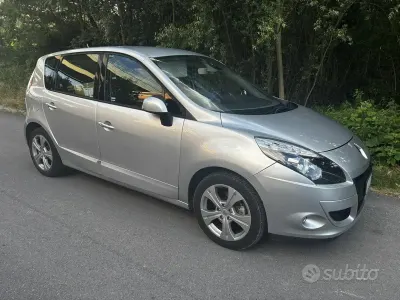 Usata Renault Scénic 110 CV (80 kW) 2011 Grigio Monovolume