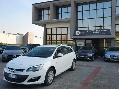 Occasion Opel Astra 110 ch (80 kW) 2013 Blanc Berline