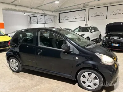 Usata Toyota Aygo 68 CV (50 kW) 2007 Nero Utilitaria