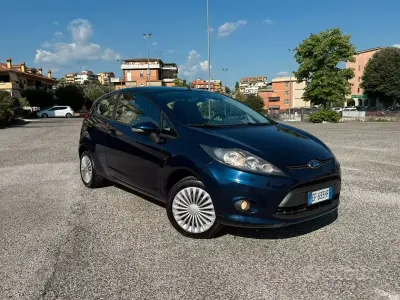 Usata Ford Fiesta Titanium 82 CV (60 kW) 2010 Bluazzurro Berlina