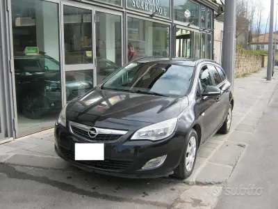 Usata Opel Astra 110 CV (80 kW) 2012 Nero Station wagon