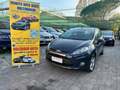 Usata Ford Fiesta 82 CV (60 kW) 2012 Grigio Utilitaria